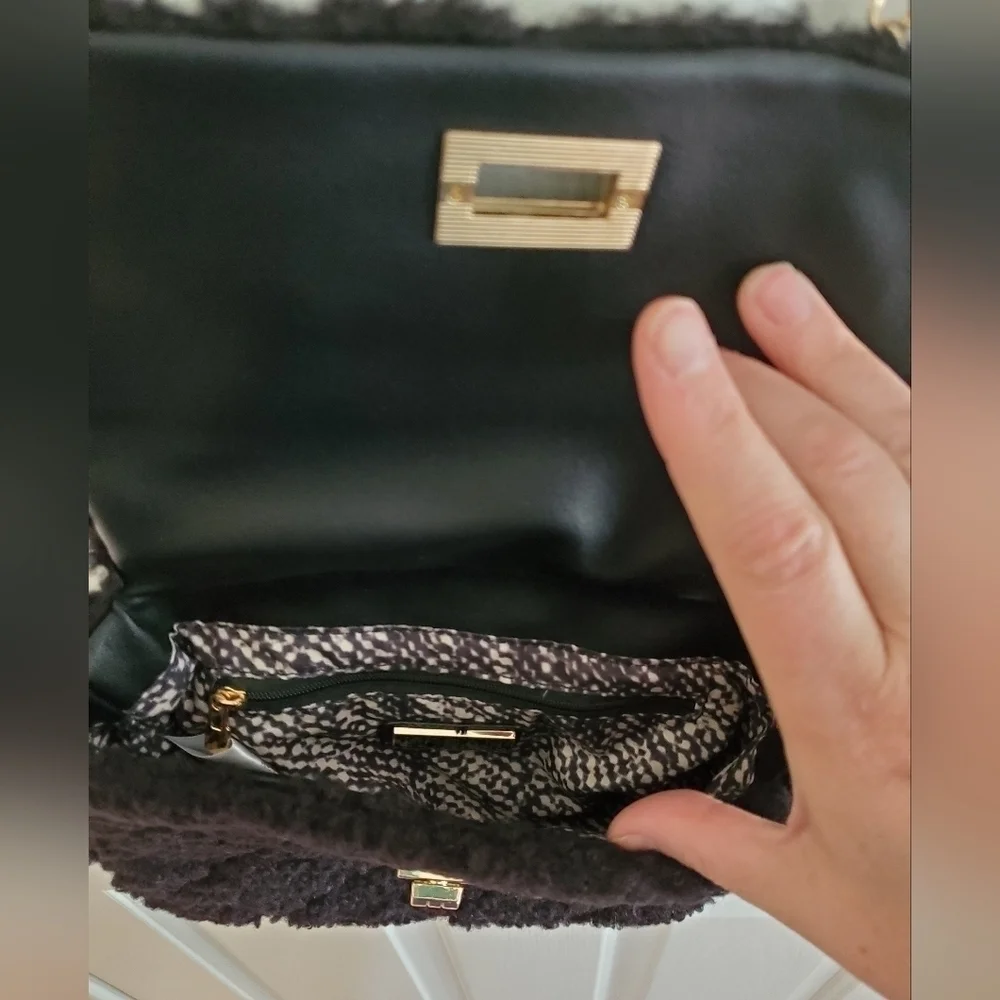 Urban Expressions Corriedale Crossbody in black